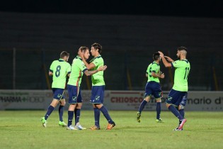 Antonazzo e Mancino festeggiano il goal con Bianco (foto Giuseppe Melone)