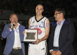 Enzo Esposito premiato dai presidenti Iavazzi e Barbagallo (Foto Caozza)