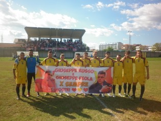 Foto di squadra con lo striscione per Giuseppe Russo e Giuseppe Feola