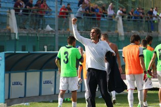 Gregucci esulta con i tifosi a fine gara (Foto Giuseppe Scialla)