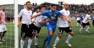 Gennaro Pirozzi con la maglia del Quarto (foto quartocalcio.com)