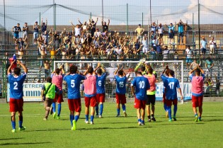 Gli applausi dei tifosi a fine gara