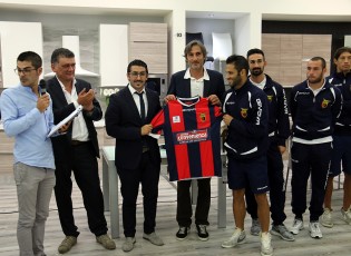 La consegna della maglia ufficial al responsabile marketing Miloro