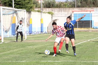 Izzo in azione contro il Villa Literno