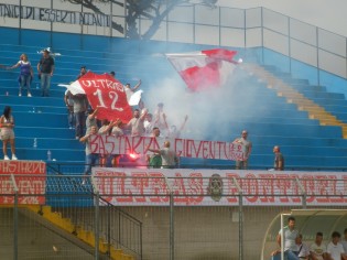 Il gruppo ultras Bastarda Gioventù del Campania Ponticelli