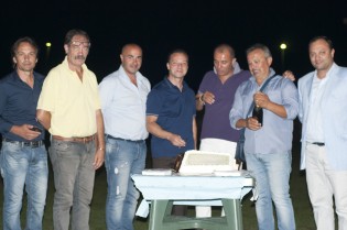 La dirigenza con il parroco e il Sindaco