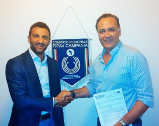 La stretta di mano tra il presidente Di Meo e Giuseppe Esposito, Direttore Commerciale Area Business di UGM
