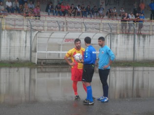 L'arbitro discute con i capitani Pietro De Riggi e Vincenzo Russo
