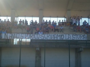 Lo striscione dei tifosi dell'Hermes