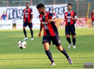 Nicola Mancino in azione contro l'Aversa (Foto Giuseppe Scialla)