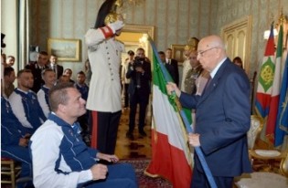 Gianfranco Paglia riceve dal Presidente Napolitano il tricolore