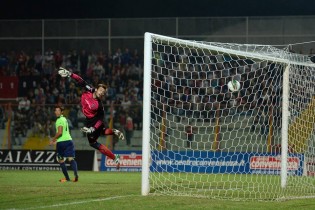 Saracco non può nulla sull'eurogoal di Bianco (foto Giuseppe Melone)