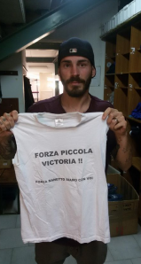 Alessandro con la dedica per la piccola Victoria Cruciani