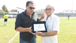 Targa ricordo al signor Cerullo per la fondazione della scuola calcio