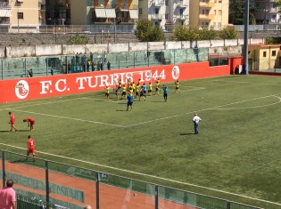 L'esultanza finale della Sessana con i propri tifosi (foto Cusano)
