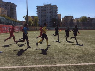 L'ingresso in campo delle squadre (foto Cusano)