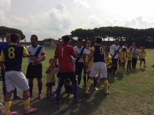 Il saluto delle squadre prima del match (foto Cusano)