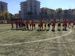 Scambio di saluti prima del match (foto Cusano)