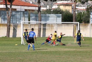 Armando Toscano nel momento in cui trafigge Grasso (foto Armando Serpe)