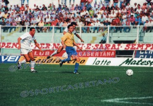 Un'azione di Casertana-Ischia del 1992 (Foto archivio Pasquale Fiorillo)