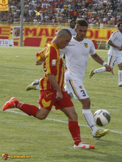 Aversa niente impresa: un gol per tempo e il Catanzaro conquista i tre punti