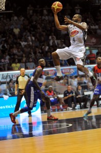 Young vola a canestro contro Brindisi (foto Filauro)