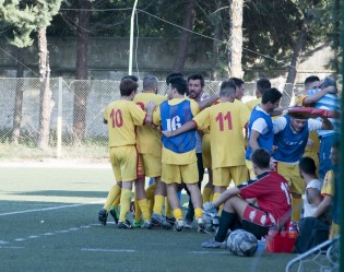 Esultanza e tutti uniti con l'allenatore