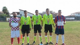 I due capitani nel prepartita leggono il messaggio di fairplay