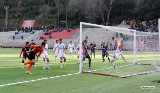 Il gol di Scognamiglio nell'ultimo confronto con la Lupa (Foto Giuseppe Scialla)