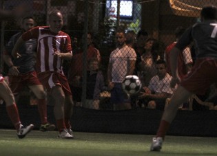 Gli spettatori di una gara della Champions League di calcio a 7 (foto Gianfranco Carozza)
