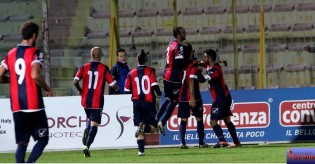 I calciatori casertani festeggiano il goal di Mancino (foto Scialla)