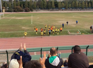 La Sessana festeggia a fine gara con i tifosi