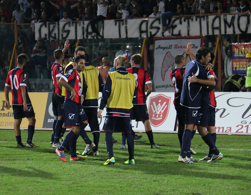 I rossoblù festeggiano a fine gara (Foto Giuseppe Scialla)
