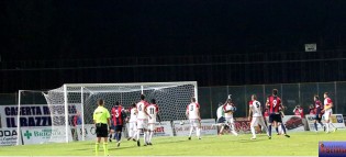 Idda anticipa Layeni per il 2-0 (foto Giuseppe Scialla)