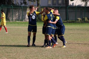 La Sessana festeggia il goal di Caterino (foto Armando Serpe)