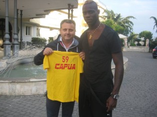 Mario Balotelli con il presidente della SSC Capua Guarino