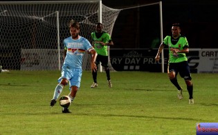 Raffaello in azione contro i rossoblù in Coppa Italia (Foto Giuseppe Scialla)