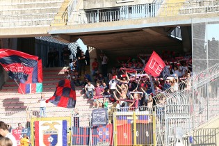 I tifosi rossoblù a Lecce (Foto Giuseppe Scialla)
