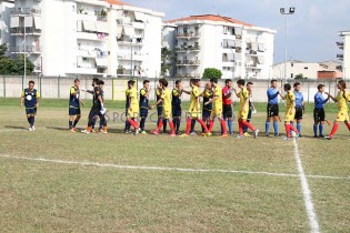 Hermes Casagiove e Sessana si salutano prima del fischio d'inizio (foto Armando Serpe)