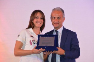 Federica Barone premiata dal Sindaco Del Gaudio