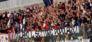 I tifosi della Casertana contro l'Ischia (Foto Giuseppe Scialla)