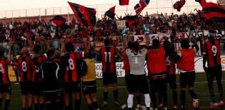 La Casertana festeggia con i tifosi (Foto Giuseppe Scialla)