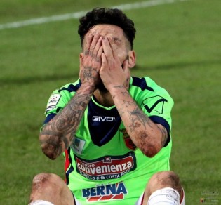 Alessandro si dispera, specchio della prestazione rossoblù nel primo tempo (foto Gisueppe Scialla)