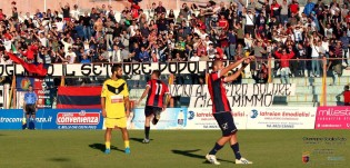 Bianco corre ad esultare verso i propri tifosi (foto Giuseppe Scialla)