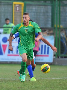 Salvatore Caturano in azione con la maglia del Melfi (Foto Vincenzo Di Monda)