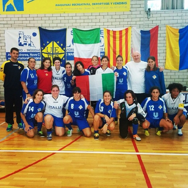 La Selezione Italiana FICS e l'AE Botigues de Sitges.  (www.futsal.cat)