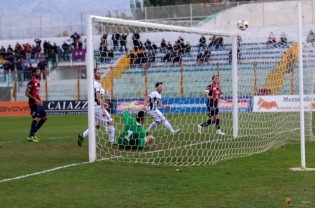 Cruciani scaraventa la palla in rete (foto Giuseppe Scialla)