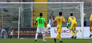 Fumagalli non può nulla sul goal di Magrassi (foto Giuseppe Scialla)