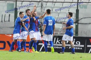L'esultanza di De Vena dopo il gol (Foto Fabrizio Pernice)