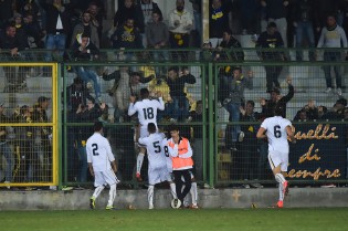L'esultanza della Juve Stabia ad Aversa (Foto Vincenzo Di Monda)